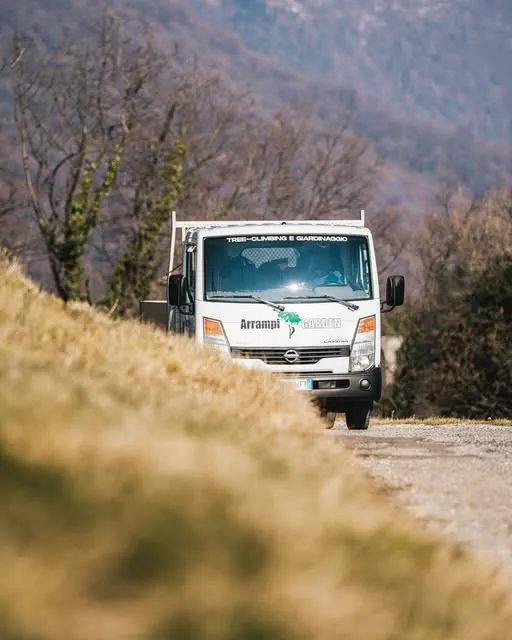 Il furgone ArrampiGarden in arrivo su una strada sterrata di collina