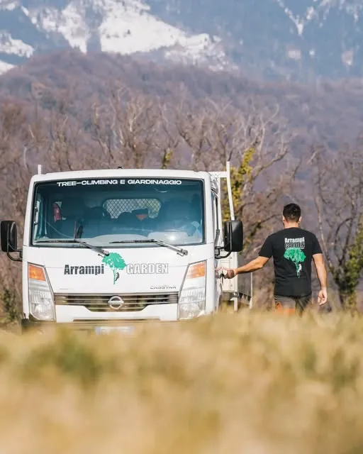 Il furgone ArrampiGarden parcheggiato davanti alle montagne innevate