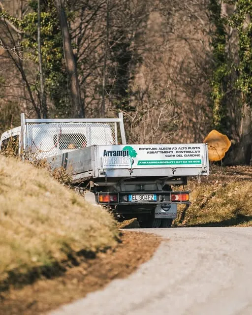 Il furgone ArrampiGarden visto da dietro, con il cartello dei servizi sul cassone